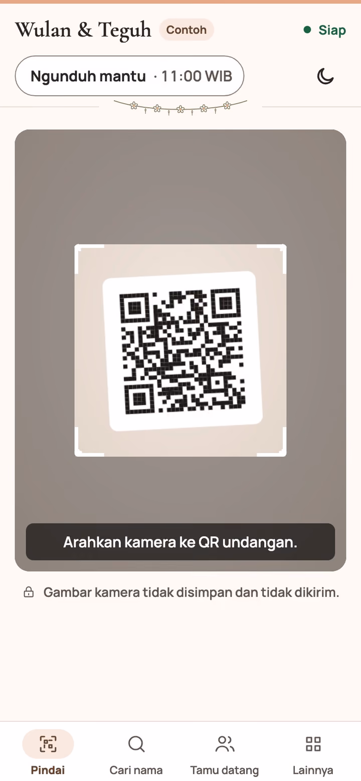 Layar Pintu di ponsel penerima tamu: pilih acara, pindai QR undangan, lalu muncul Silakan masuk untuk Bapak Budi Santika & Keluarga, 4 orang di Meja 1.
