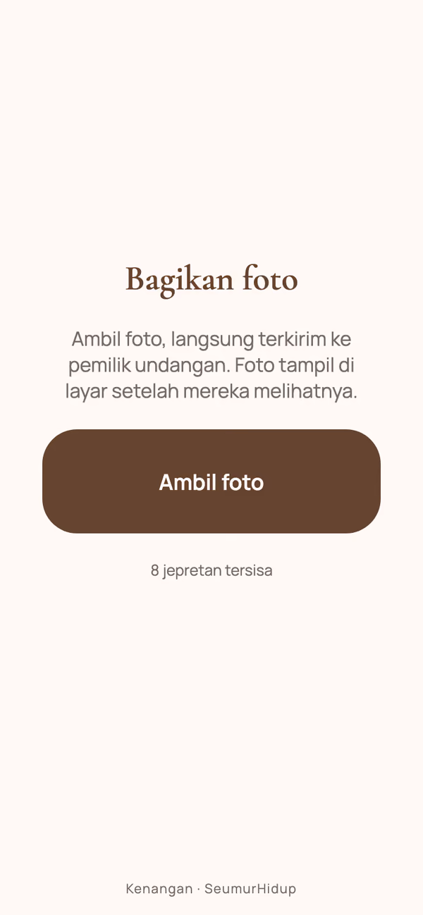 Kamera Kenangan di ponsel tamu: tombol Ambil foto dan sisa 8 jepretan.